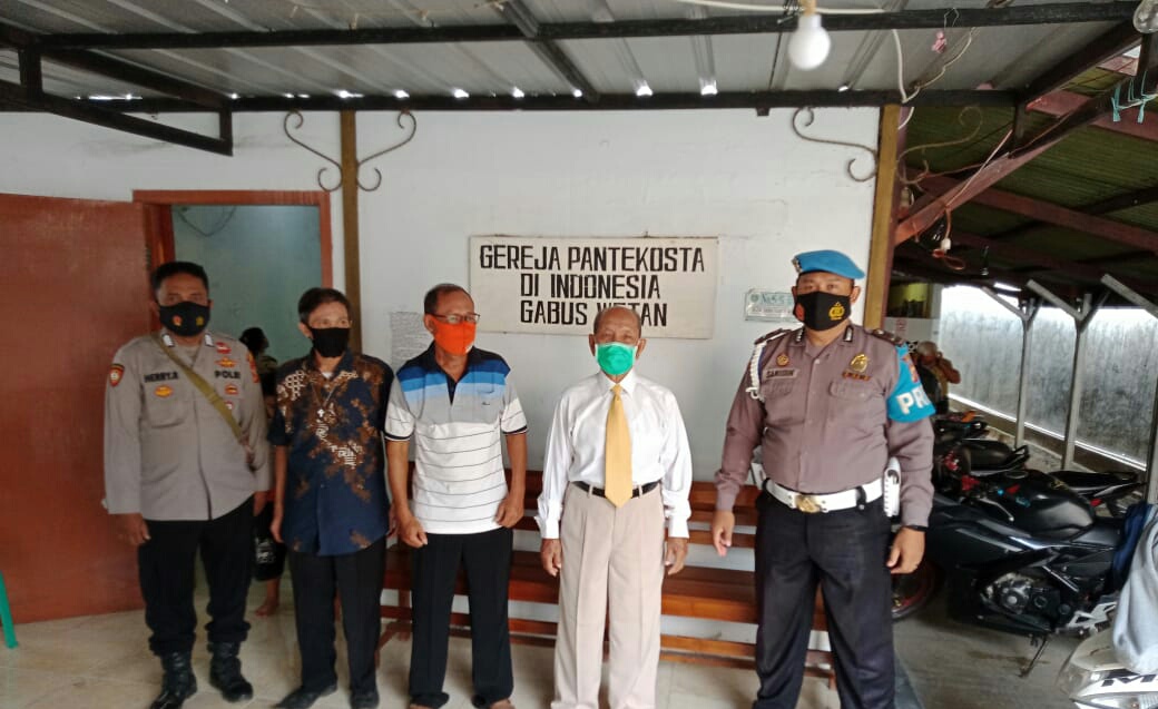Personel Gabungan Polres Indramayu melaksanakan sterillisasi dan Pengamanan  20 Gereja