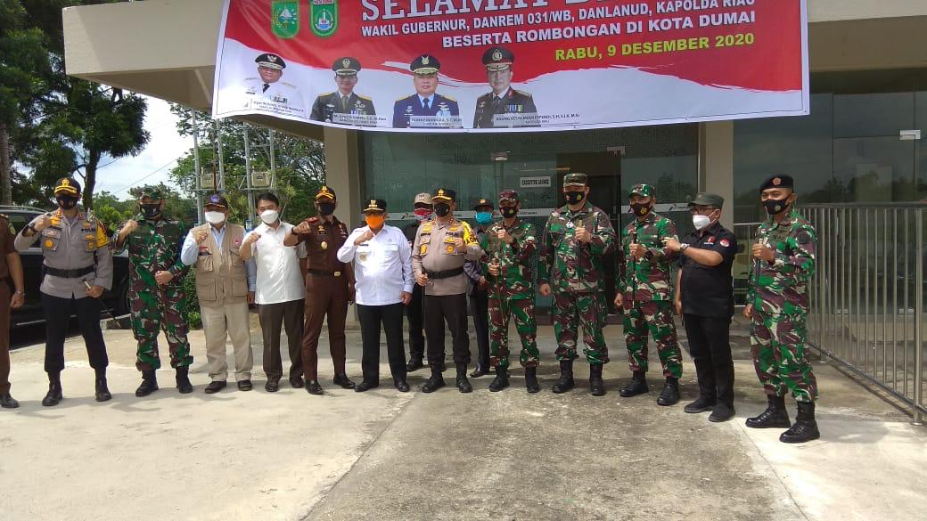 Kapolda Riau Bersama Forkopimda Lakukan Peninjauan TPS di Rohul dan Dumai, Pastikan Pilkada Berjalan Aman Damai dan Patuhi Prokes