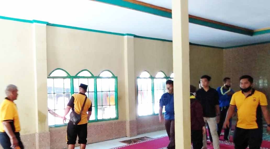 Personel Polresta Bandung Polda Jabar Kerja Bakti Bersihkan Mesjid 