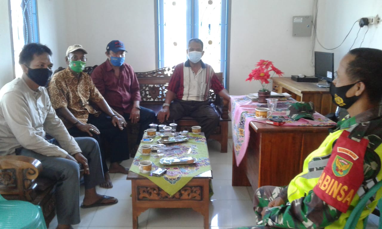 Serka Kuat, Babinsa Anggota Koramil 426-02 Himbau Warga Tentang Prokes