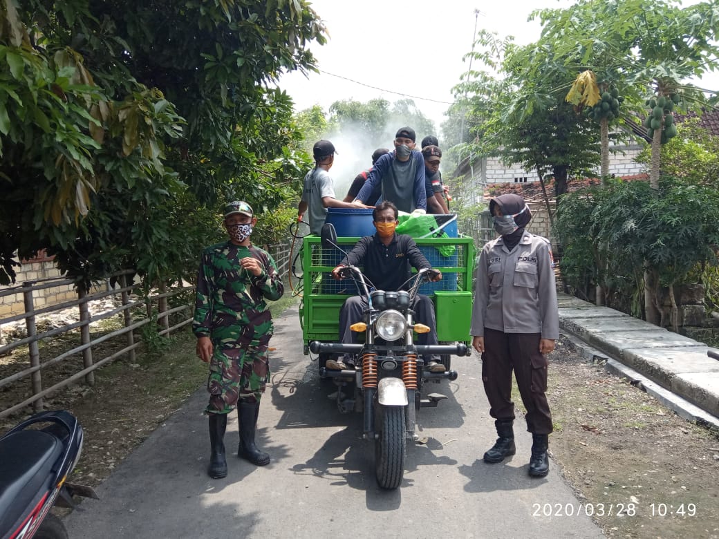 Optimis Tangkal Virus Covid 19, Bangunrejo Semprotkan Disinfektan di Lingkungan Desa 