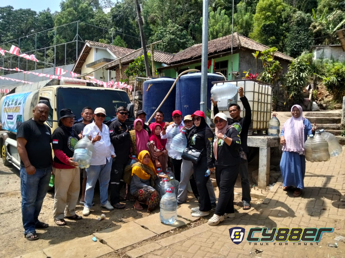 TTKKBI Pulomerak Salurkan Dua Tangki Air Bersih untuk Warga Gunung Batu