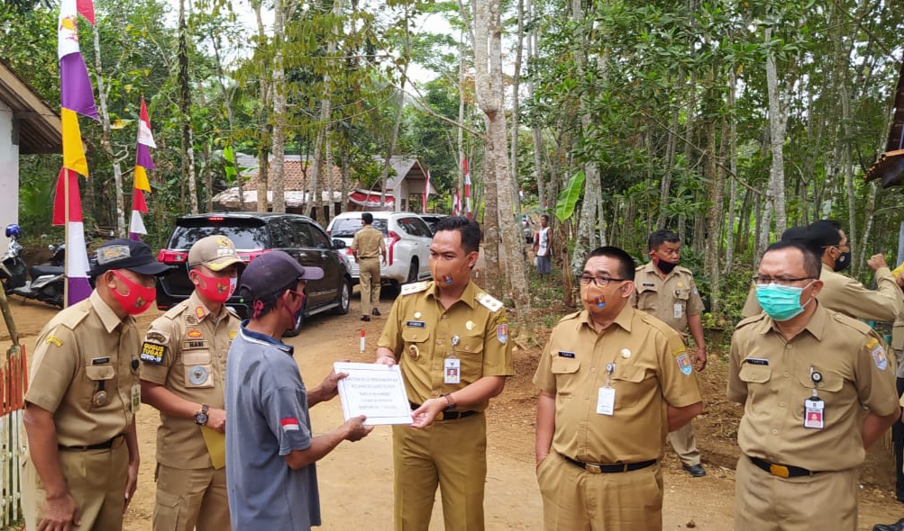 Wakil Bupati Cilacap Serahkan Bantuan Swadaya Rumah Tidak Layak Huni di Desa Matenggeng, Dayeuhluhur