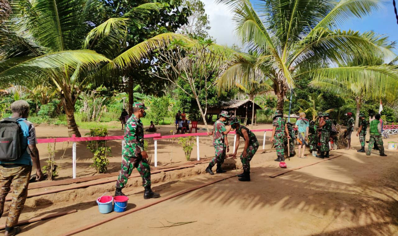 Meriahkan HUT RI Ke-75, Prajurit Yonif 125 Ajak Warga Gotong Royong Pembenahan dan Pengecatan Pagar