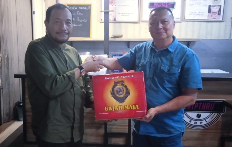 Anggota dan Kader Laskar Dewa Dapat Bantuan 1000 Pis Sarung dari Limena Robby