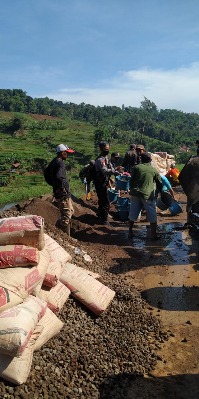 Bhabinkamtibmas Polsek Sumedang Bersama Warga  RW 08 Dusun Leles Desa Margamekar Kerja Bakti Rawat Beton Jalan
