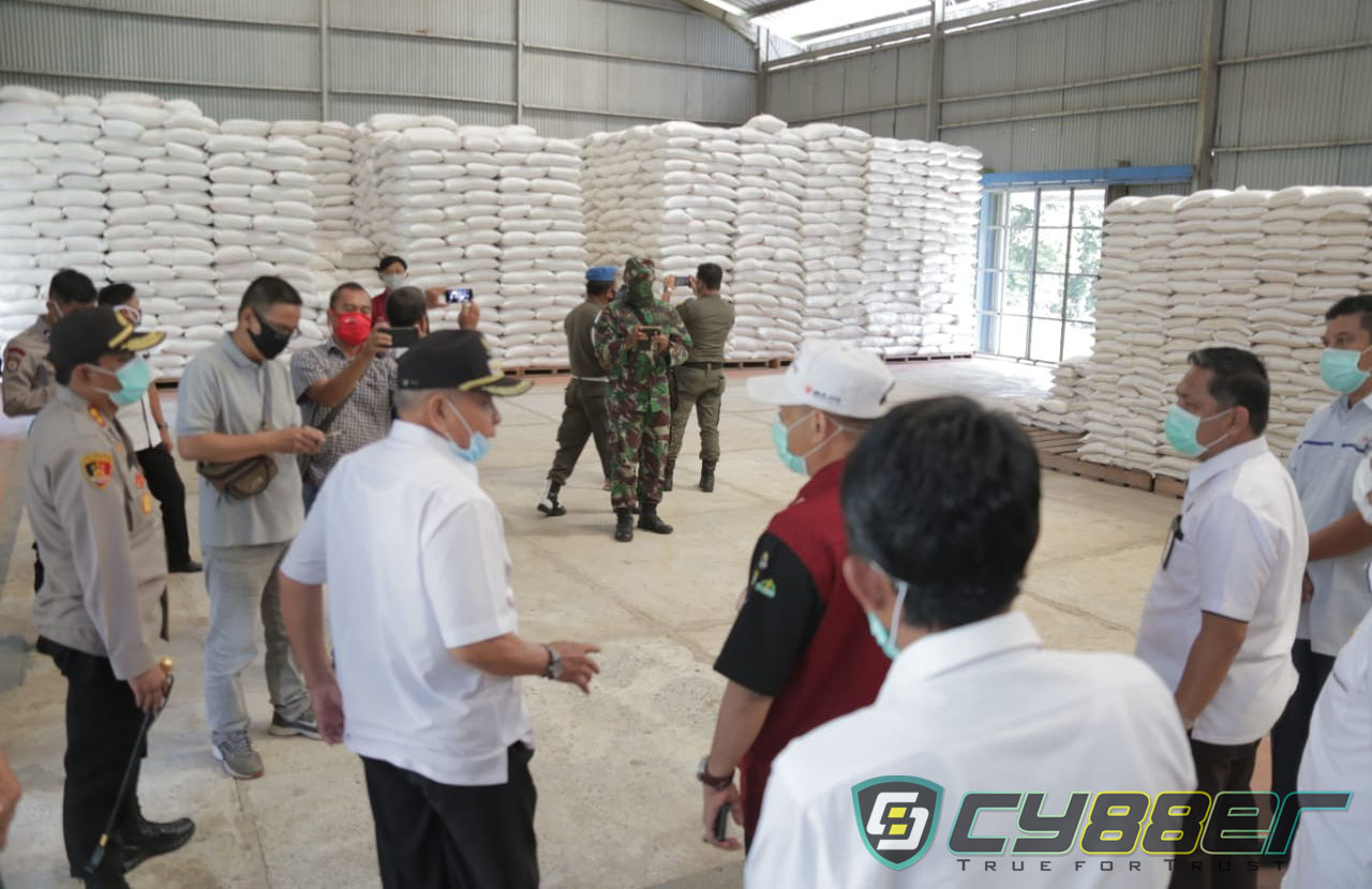 Untuk Memastikan Cadangan Pangan Hingga Akhir Tahun Bupati OKU Bersama Forkopimda Meninjau Kesiapan Logistik Bansos BLT Covid-19