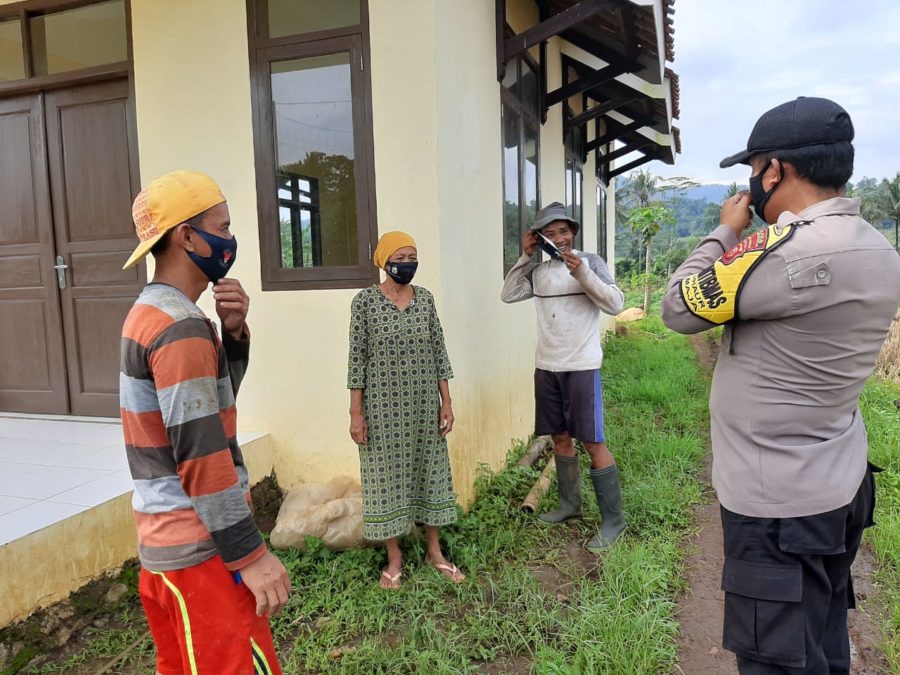 Program Kampung Tangguh, Bhabinkamtibmas Polsek Maja Bantu Petani Panen Raya Padi
