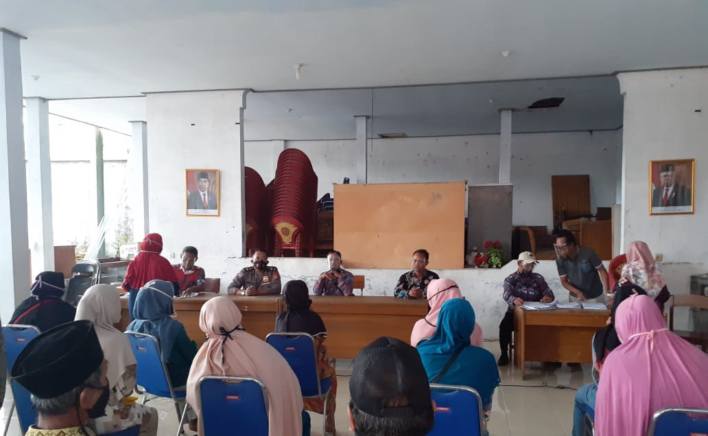 Berikan Rasa Aman dan Nyaman Pada Masyarakat, Bhabinkamtibmas Desa Kertahayu Kawal Penyaluran BLT