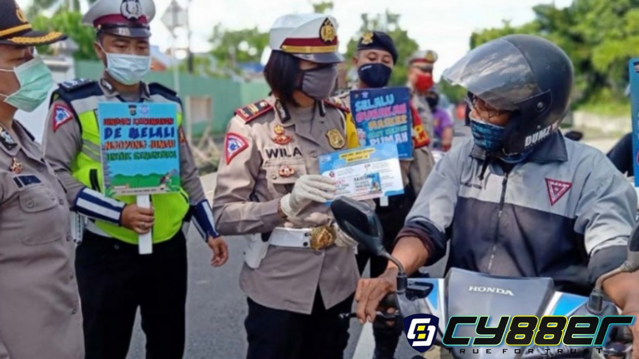 Satlantas Polres Tabanan Bagikan Masker, Hand Sanitizer