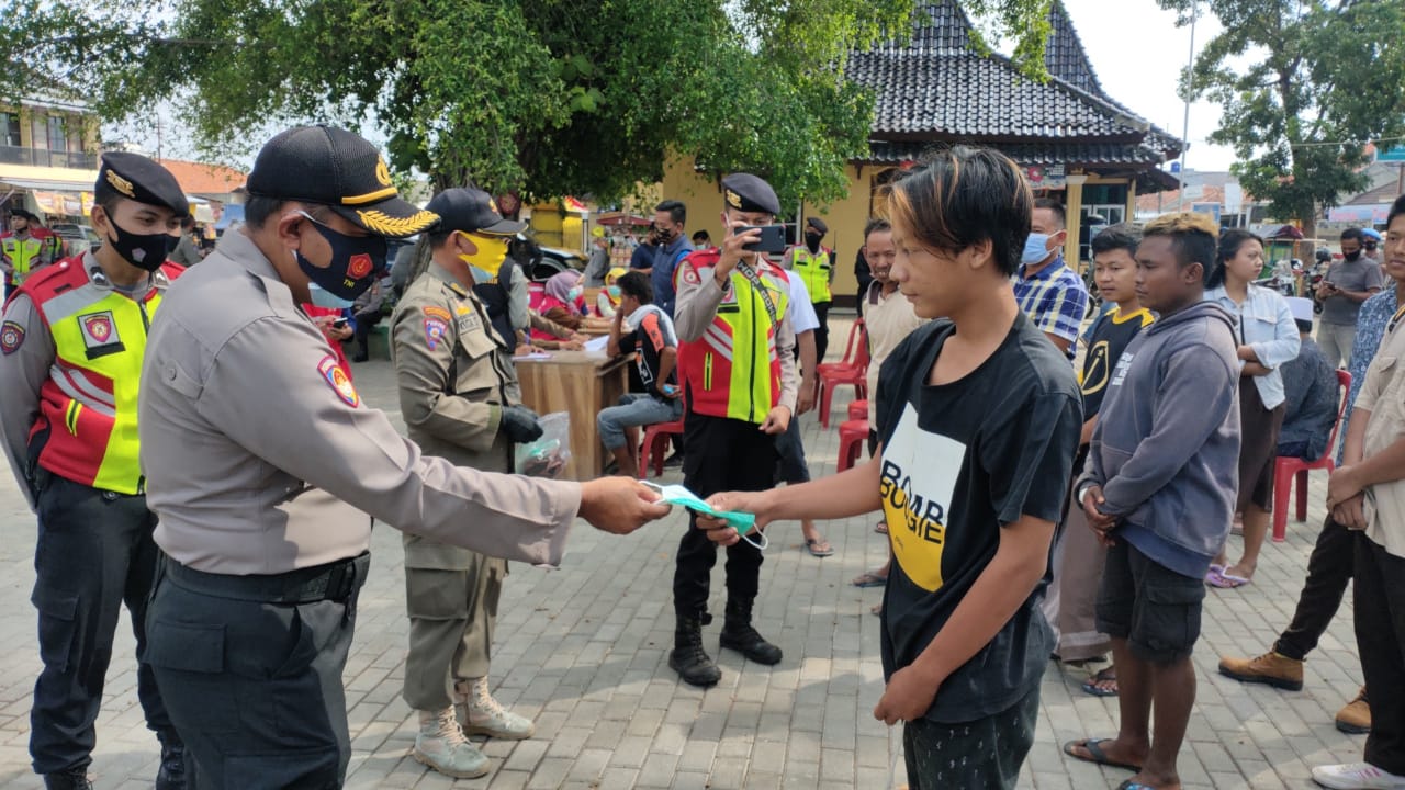 Bersama Forkompimda Polres Majalengka Polda Jabar Sosialisasi 3M di Lingkungan Pasar