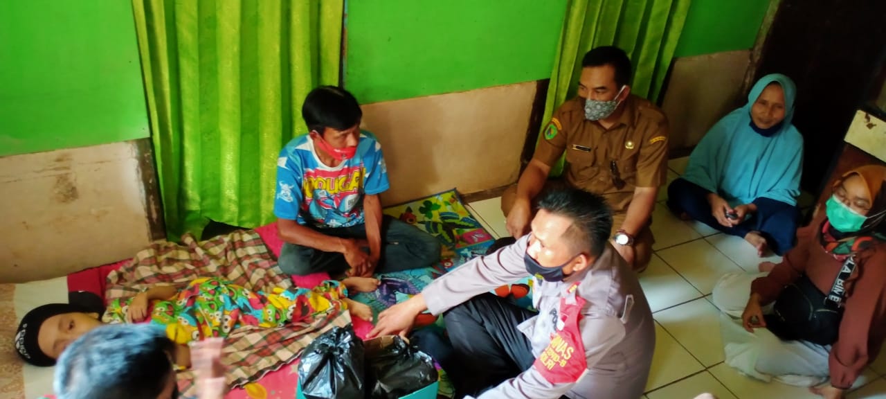 Kapolsek Paseh Polresta Bandung Polda Jabar Sambangi Kediaman Anak Penderita Hydrocepalus 