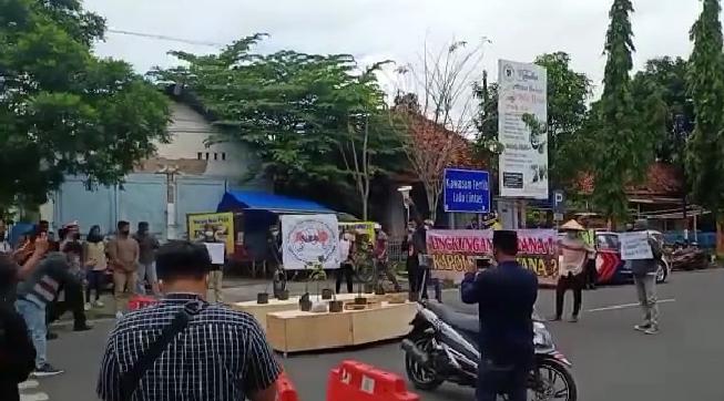 Bawa Peti Mati, Demonstran Kritisi Kinerja Polres Pamekasan