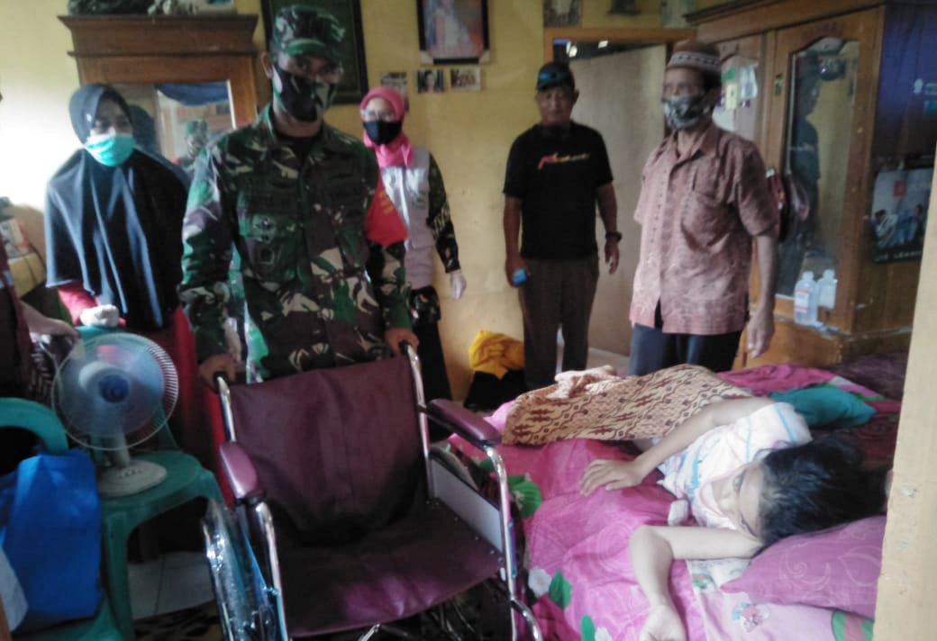 Koramil Dayeuhluhur Cilacap, Berikan Bantuan Kursi Roda Bagi Warga Tidak Mampu