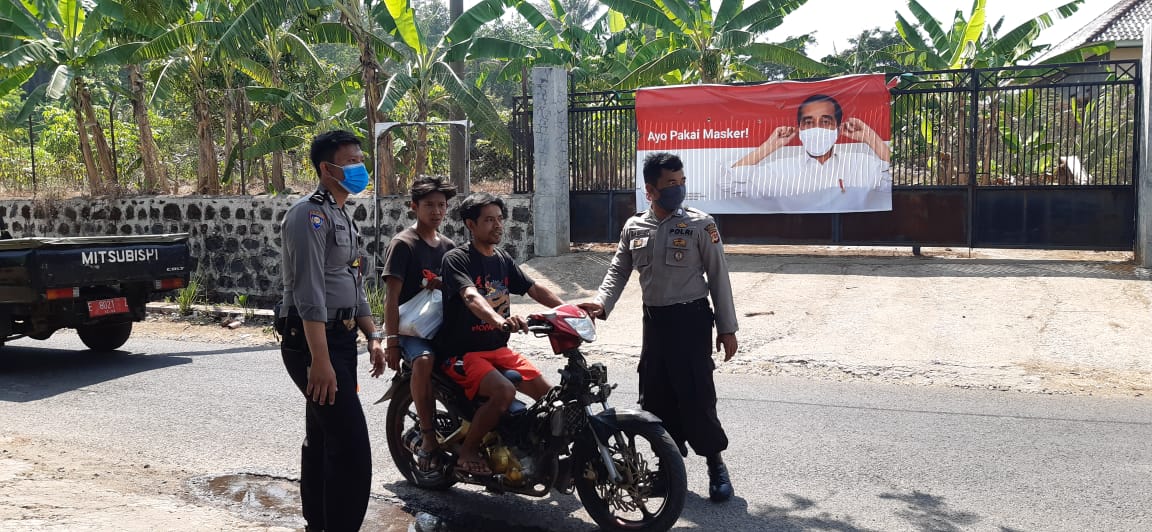 Cegah Covid-19, Personel Polres Kuningan Polda Jabar Sosialisasi 3M Protokol Kesehatan