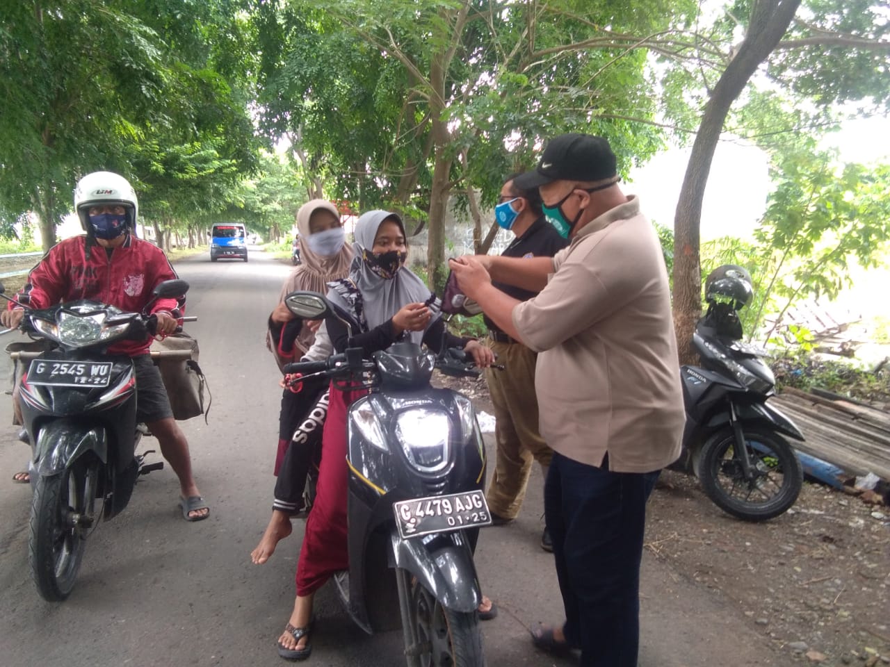 GNPK-RI Kabupaten Brebes Bagi-Bagi Masker Pada Pengguna Jalan
