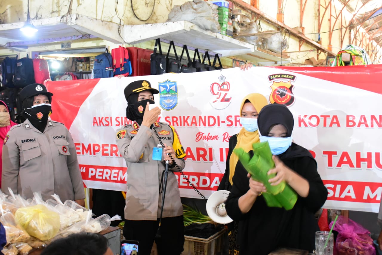 Dalam Rangka Hari Ibu, Kapolres Banjar Polda Jabar bersama Walikota serta Srikandi Sambangi Pasar Bagikan Hadiah