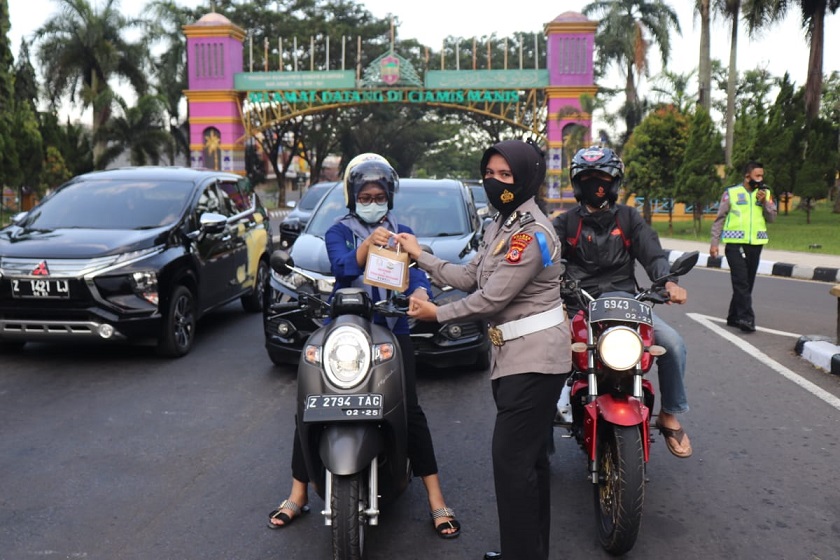 Jajaran Polwan Polres Ciamis Bagikan Takjil di Kawasan Imbanagara 