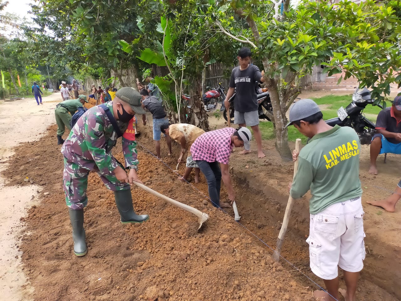 Jalin Komsos, Serda Irwansyah Giat Gotong Royong Bersama Warga Binaannya