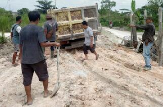 Ketua Umum DPP APPI Riau Turun Tangan Pengerasan Badan Jalan di Uka Kampar