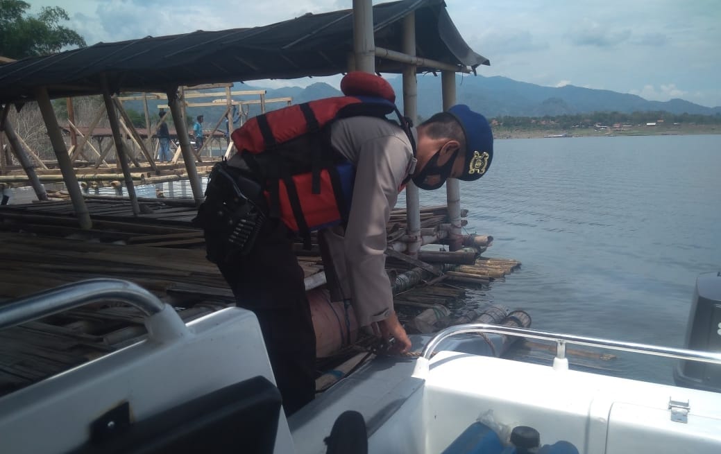 Satpolair Polres Sumedang Polda Jabar Laksanakan Patroli Rutin Di Perairan Bendungan Jatigede