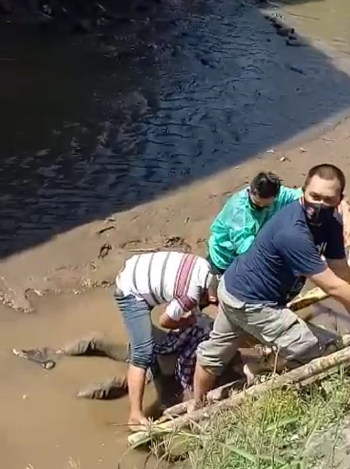 Detik-Detik Evakuasi Mayat di Sungai Cibanjaran Bandung