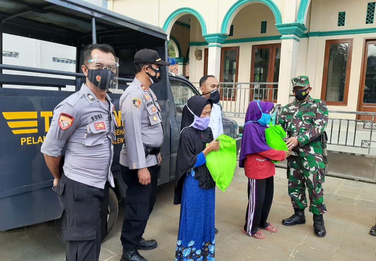 Polres Majalengka Polda Jabar Bersama Muspika Salurkan Bansos dan Sosialisasi Prokes 3M