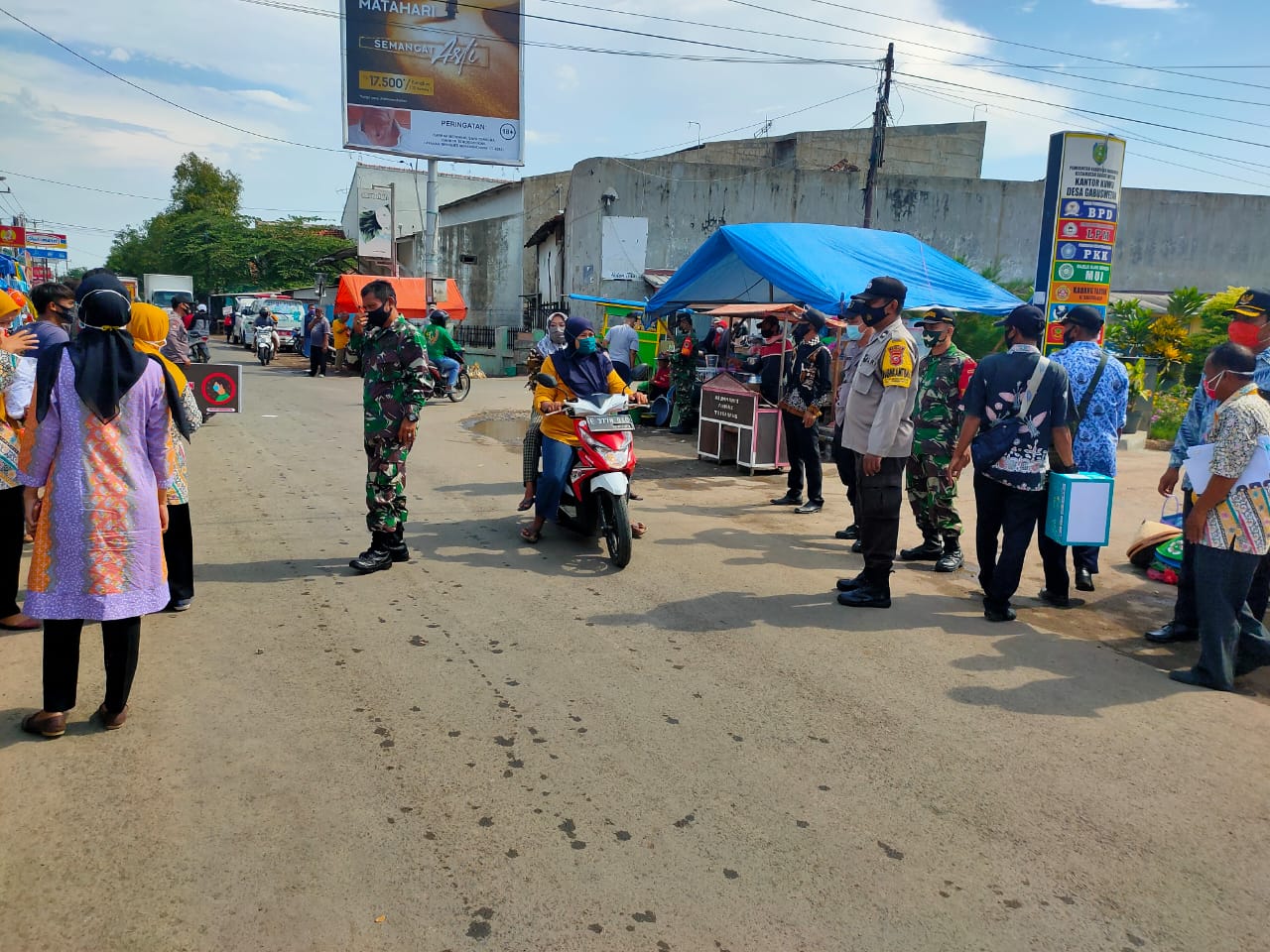 Polsek Gabuswetan Melaksanakan Patroli  Dialogis Menghimbau Warga Untuk Selalu Menggunakan Masker