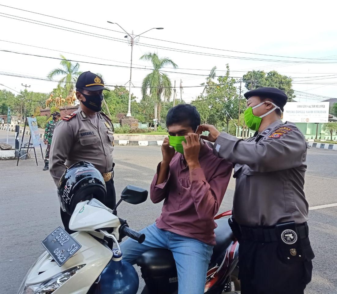 Sat Sabhara Polres Indramayu Imbau Pengguna Jalan Yang Tidak Pake Masker