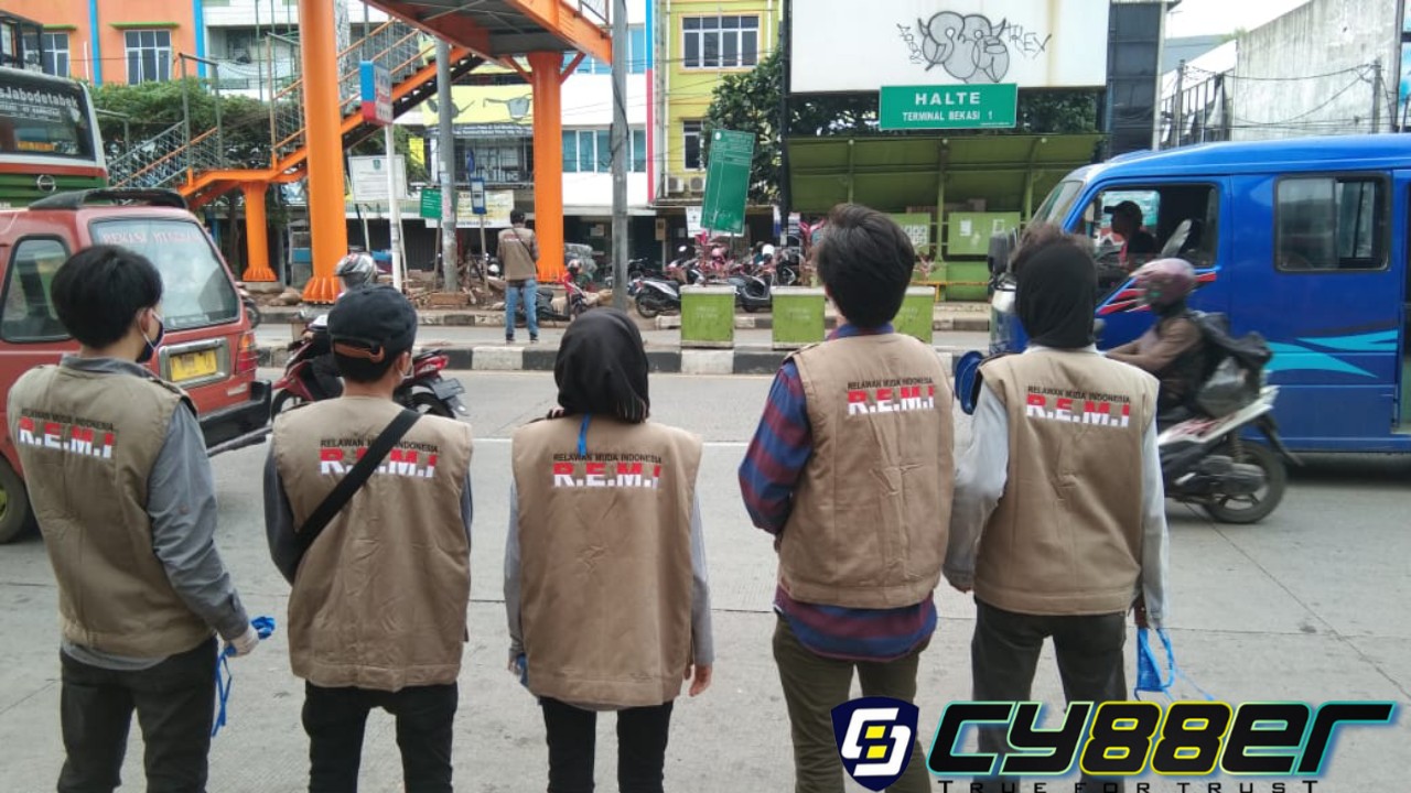 Relawan Muda Indonesia Gelar Aksi Sosial Bagi-Bagi Warga Masker