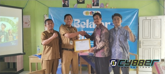 Mahasiswa STAK Cilegon Ajak Warga Watulawang Kelola Sampah Jadi Paving Block
