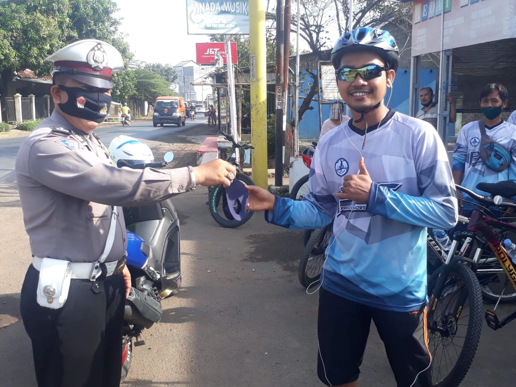 Cegah Covid-19, Polres Subang Polda Jabar Sosialisasi 3M Dan Bagikan Masker Pada Masyarakat