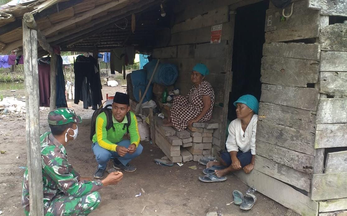 Babinsa, koramil 426-03 rawajitu melaksanakan ajangsana di rumah warga