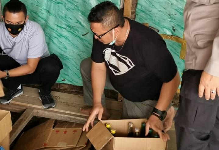 Razia Miras, Polresta Bandung Polda Jabar Kembali Sita Puluhan Botol Miras dan Tuak