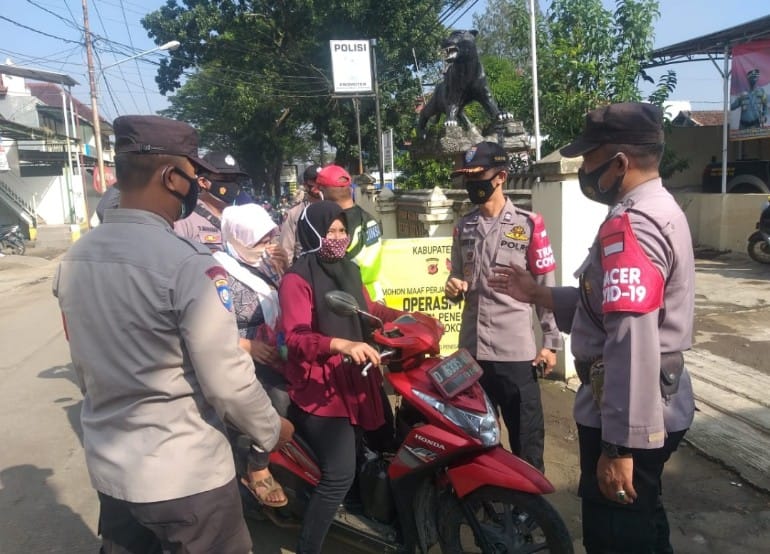 Perpanjangan PPKM, Petugas Gabungan di Cangkuang Bandung Gelar Ops Yustisi