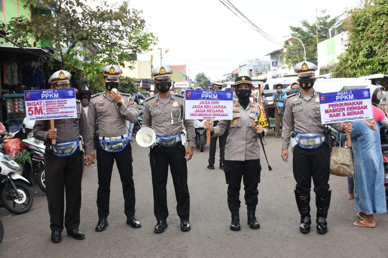 Kapolres Banjar Sampaikan Sosialisasi PPKM di Sekitaran Pasar Kota Banjar 