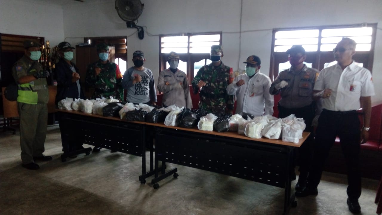 Ditengah Keprihatinan Dampak Virus Covid-19, Polsek SAKA Mendatangi Warga Berikan Bantuan Paket Mie Instan 