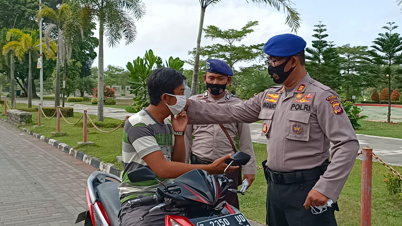 Polres Ciamis Bersama Tim Gabungan Berikan Sangsi Push Up Bagi Para Pelanggar Protokol Kesehatan di Wisata Pangandaran