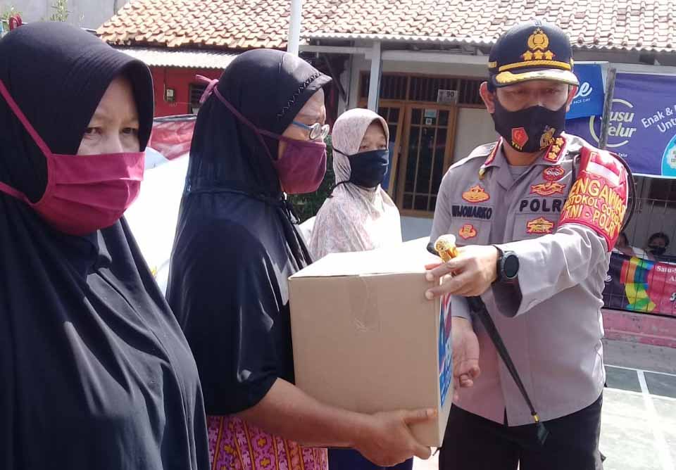 Kapolrestro Bekasi Kota Salurkan Bansos Sembako Dari Akabri 88