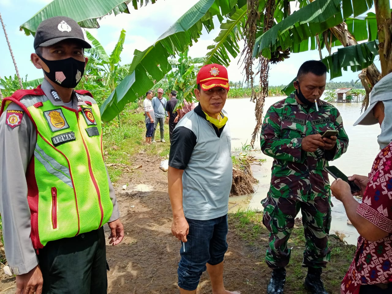 Babinkantibmas Polsek Kalipucang Polres Ciamis dan Bhabinsa Pantau Luapan Air Akibat derasnya Curah Hujan di Wilayah Kalipucang.