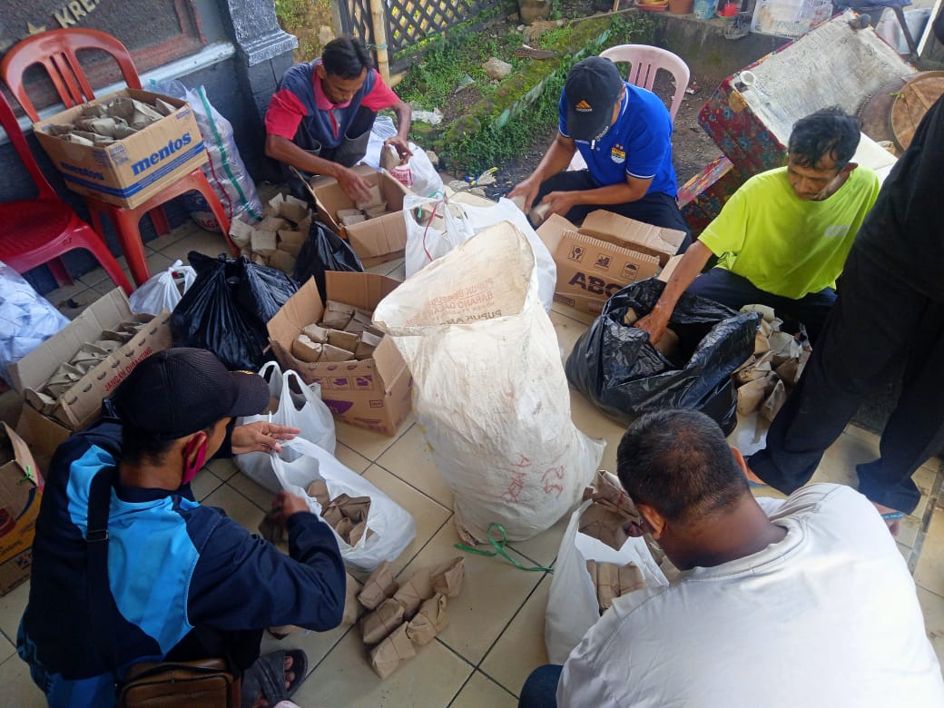 Pemeritahan Desa Pagandon Bagikan Makanan Pada Warga Terdampak Langsung Banjir
