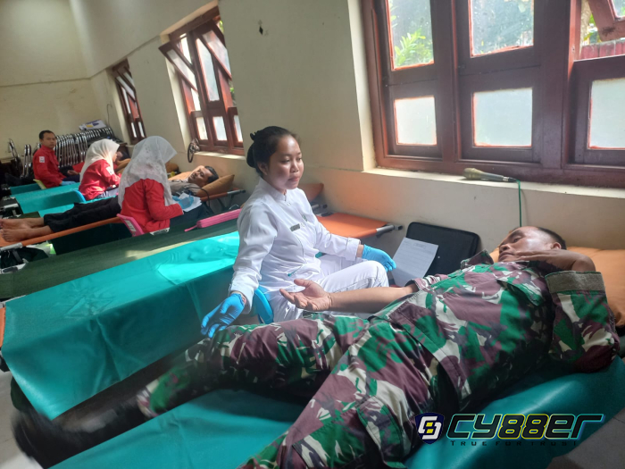 Anggota Koramil 19/Trucuk Ikut Donor Darah Kemanusiaan di Aula Kecamatan Trucuk Klaten