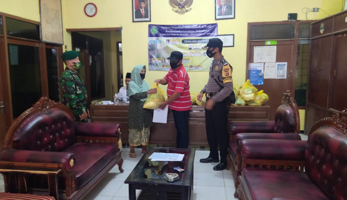 Jajaran Polri dan TNI Kawal Pembagian Pendistribusian Sembako Dari BAZNAZ