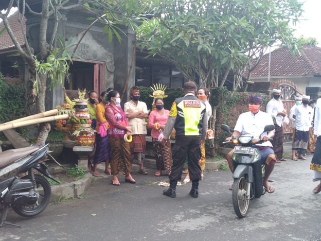 Bhabin Desa Pering Polsek Blahbatuh Atensi Kegiatan Upacara Puja Wali di Pura Puseh