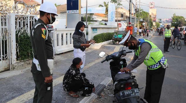 Kurangi Kemacetan, Sat lantas Polres Cirebon Kota Polda Jabar Tertibkan Parkir Liar