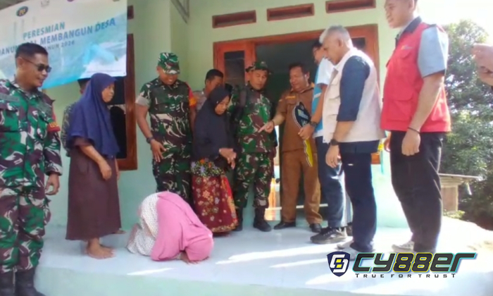 TMMD 128 Kodim 0623 Cilegon, Tangis Haru Asiah dan Sahria Pecah Saat Rumah Layak Huni Diserahkan