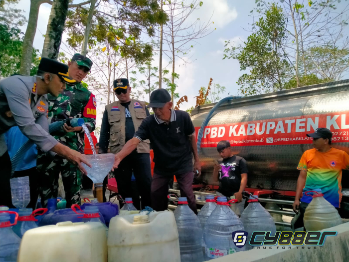 TNI, Bupati dan Kapolresta Klaten Bersinergi Salurkan 10.000 Liter Air Bersih untuk Warga Kemalang