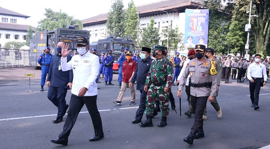 Kapolda Jabar Bersama Gubernur Jabar dan Pangdam III/Siliwangi Apel Gelar Pasukan Ops Ketupat Lodaya 2021