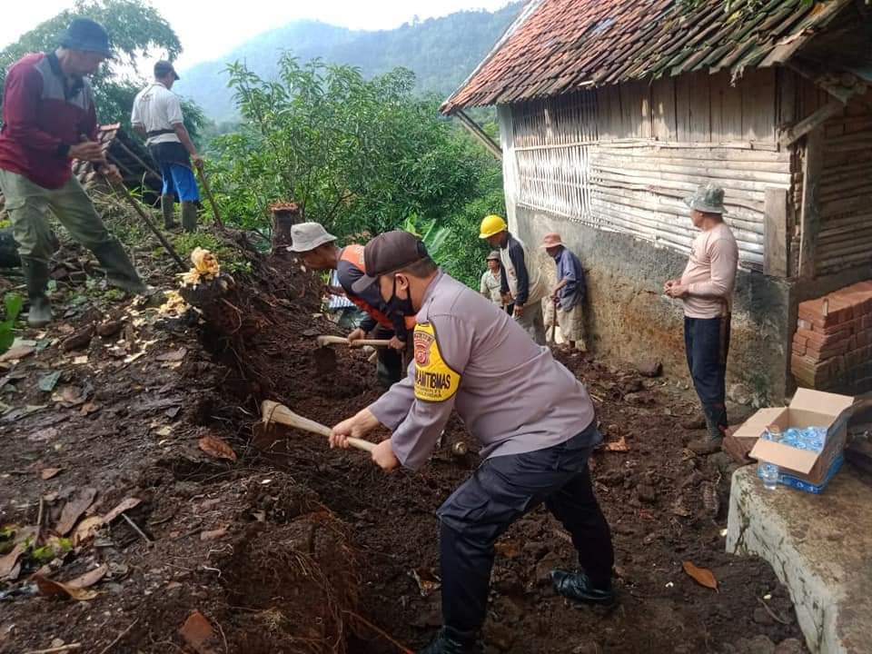 Sinergitas Bhabinkamtibmas dan Babinsa, Gotong Royong Bersama Warga Buka Akses Jalan Baru
