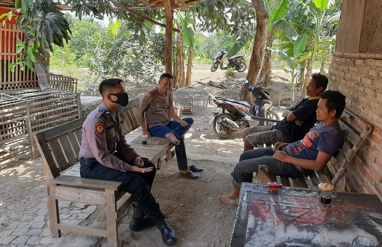 Dengan Dor To Door, Anggota Polsek Haurgeulis Laksanakan Binluh Pada Masyarakat